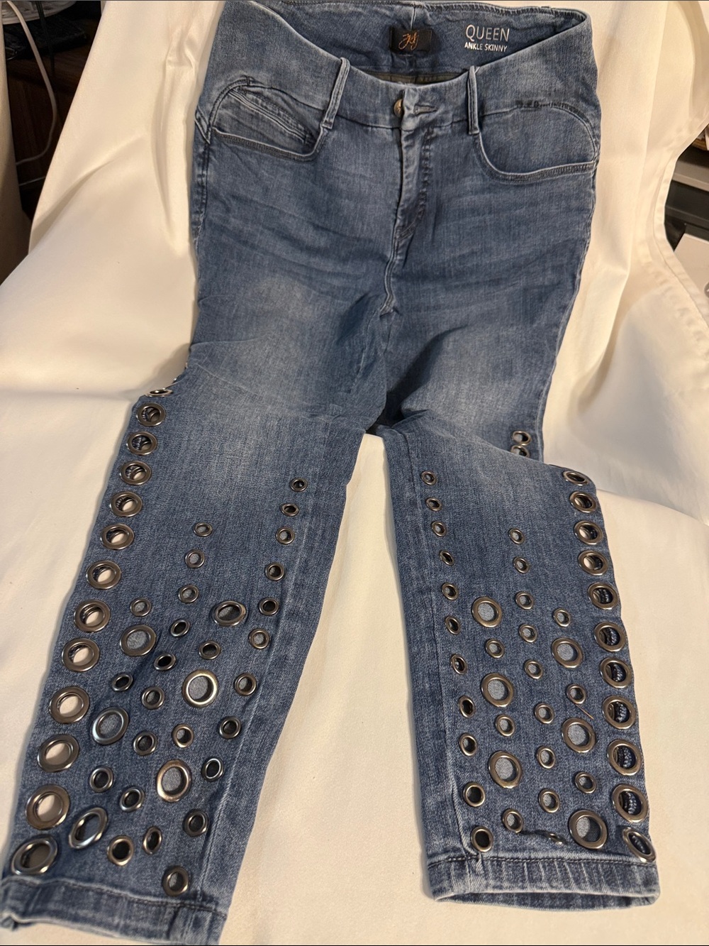 Que Ankle Jeans in Washed Blue with Metal Eyelets